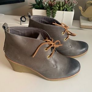 Sperry Women’s gray leather wedge heel, size 8.5